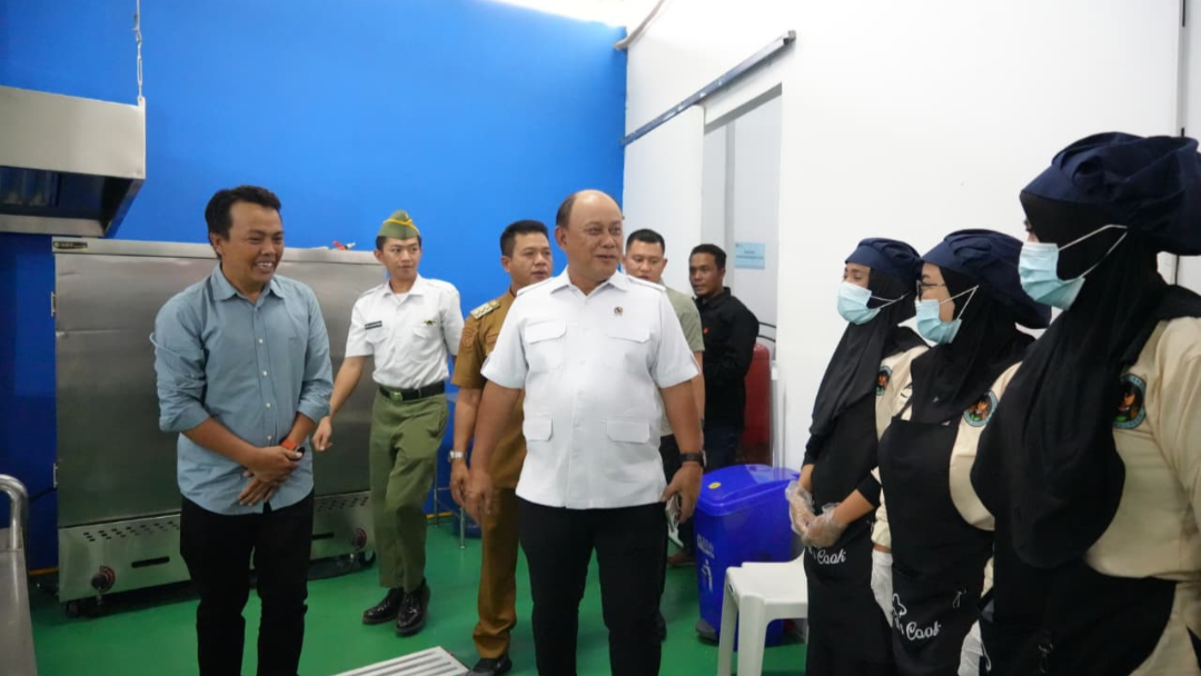 Dorong Ekonomi Rakyat melalui MBG, Kepala BGN Kaur Pantau SPPG di Bandung